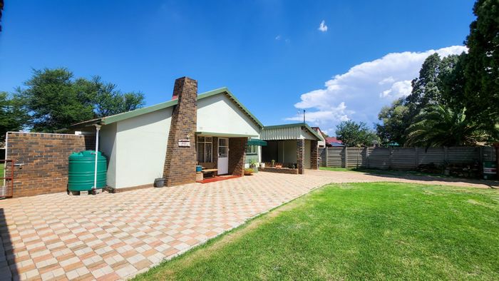 For Sale: House in Stilfontein Ext 4 with flatlet and five carports.