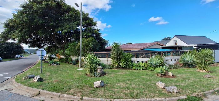 For Sale: 4 Bedroom House with Flat, Business Rights in Stilbaai Oos.