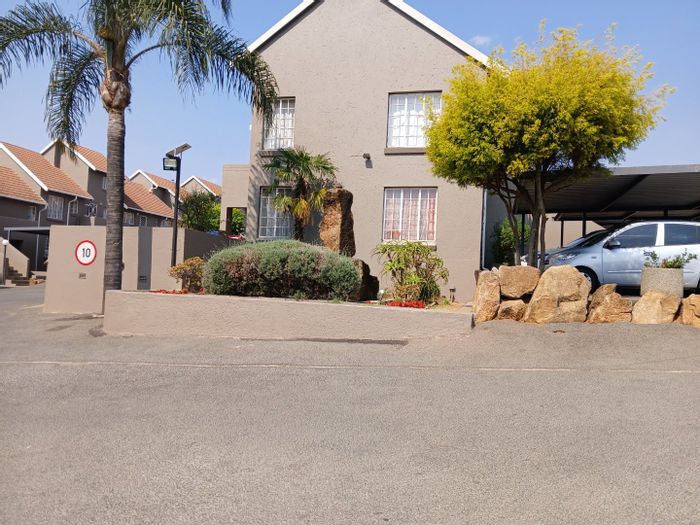 Radiokop Townhouse To Rent: 3 bedrooms, pool, clubhouse, near amenities and schools.