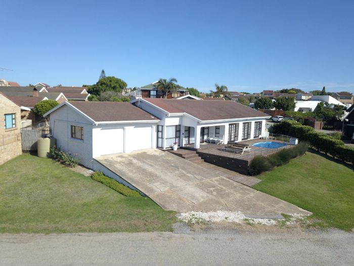 For Sale: House in Noorsekloof with pool, ocean views, and green belt privacy.