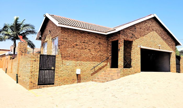 For Sale: 3-Bedroom Townhouse in Cullinan Central with private braai and double garage.