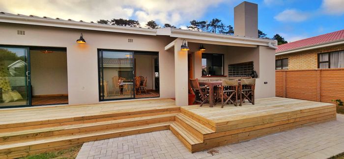 For Sale: House in Groot Brakrivier Central with flatlet, solar power, and Wi-Fi.