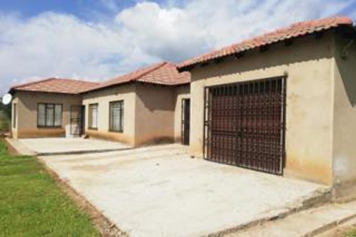 Kudumane House For Sale: 3 bedrooms, lounge, dining area, 2 garages, carport.