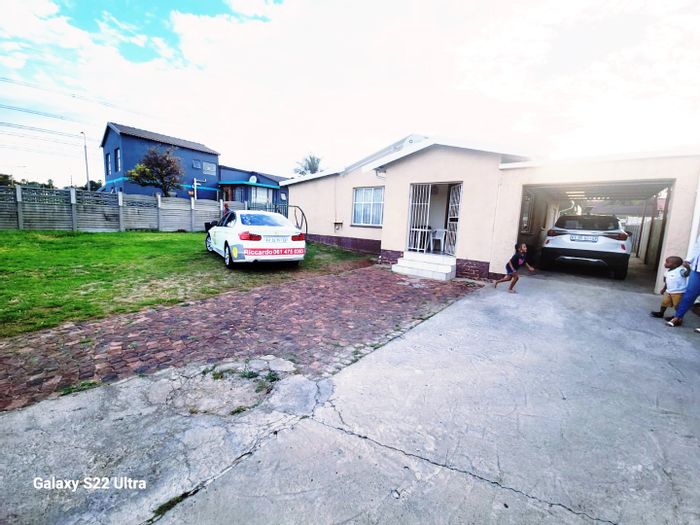 4-Bedroom House To Rent in Kempton Park West with spacious yard and garage.