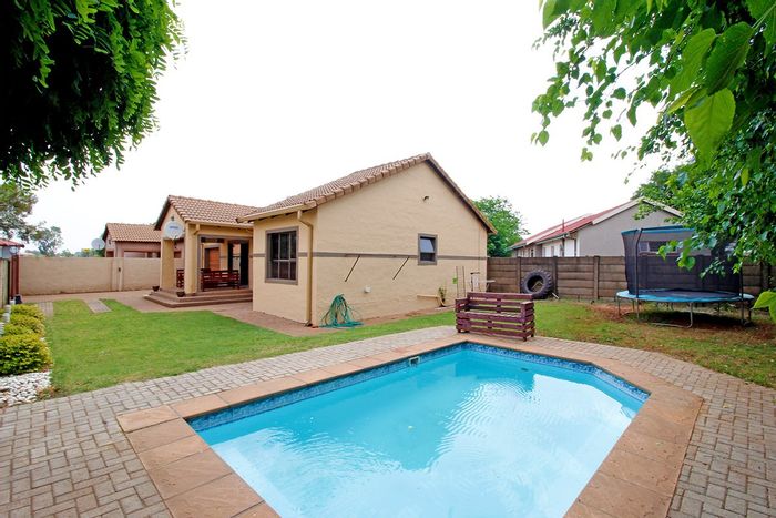 Meyerton South House For Sale: 3 beds, pool, garage, secure garden.