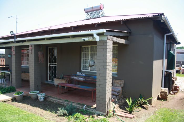 For Sale: Geduld Ext 2 House with 3 bedrooms, garage, garden, and CCTV.