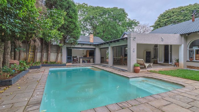 Northwold House For Sale: 3 bedrooms, pool, entertainment area, double garage.