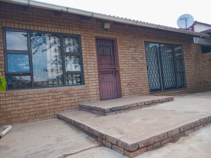 House To Rent in Dalpark Ext 11: 3 beds, pool, double garage, alarm system.