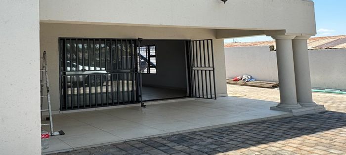 Commercial shopfront for rent in Laudium Ext 3, 50sqm, ample storage, high visibility.