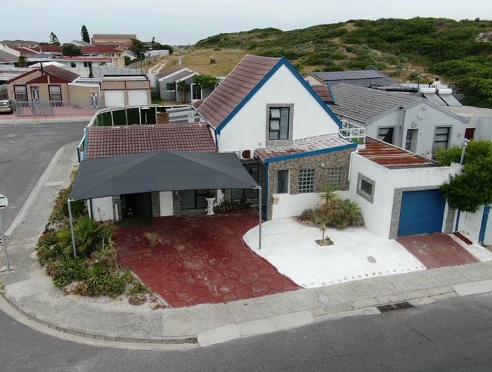 Wavecrest House For Sale: 3 beds, heated pool, braai room, spacious backyard.