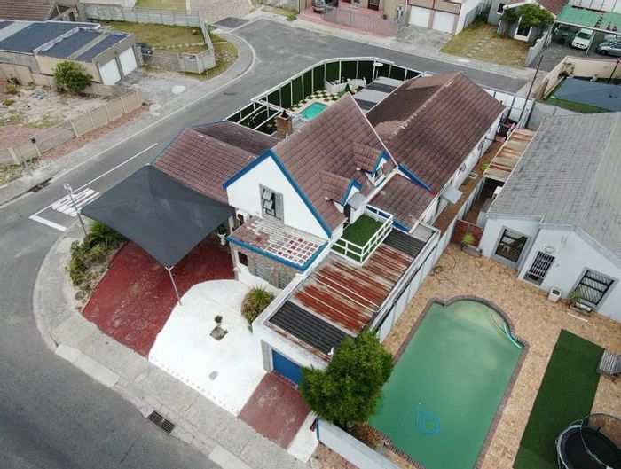 Wavecrest House For Sale: 3 Bedrooms, heated pool, braai room, spacious backyard.