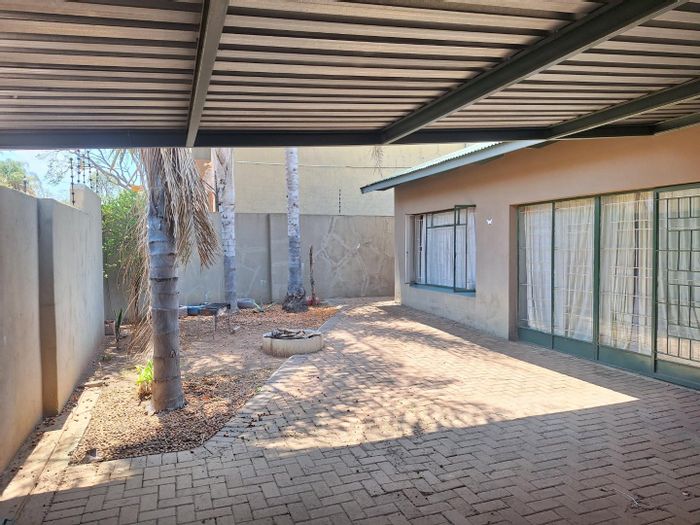 Polokwane Central Apartment For Sale: 1-bedroom, secure complex, parking, courtyard.