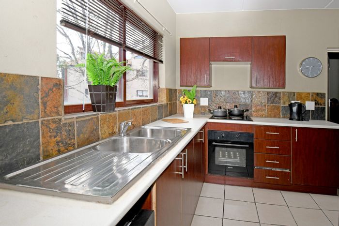 Honeydew Apartment To Rent: 2 beds, 2 baths, secure complex, parking available.