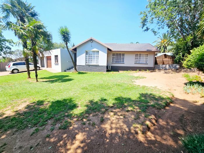 House to Rent in Heuweloord: 3 beds, pool, pet-friendly, large yard, garage.