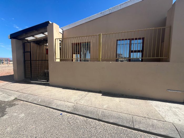 Lentegeur House For Sale: 2 bedrooms, carport, fireplace, near amenities.