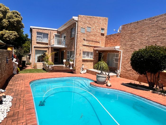 For Sale: House in Ferreira Town with pool, study, double garage, business rights.