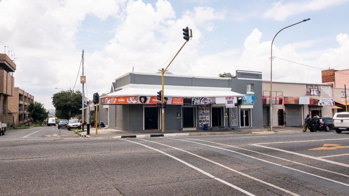 Commercial property for sale in Fairview: 8 shops, rental income, prime location.