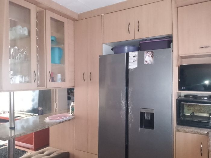 1 Bedroom house in Clayville to rent, includes parking and water.