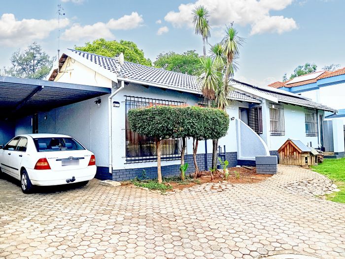 House To Rent in Wilgeheuwel: 3 bedrooms, solar system, bar, large garden.