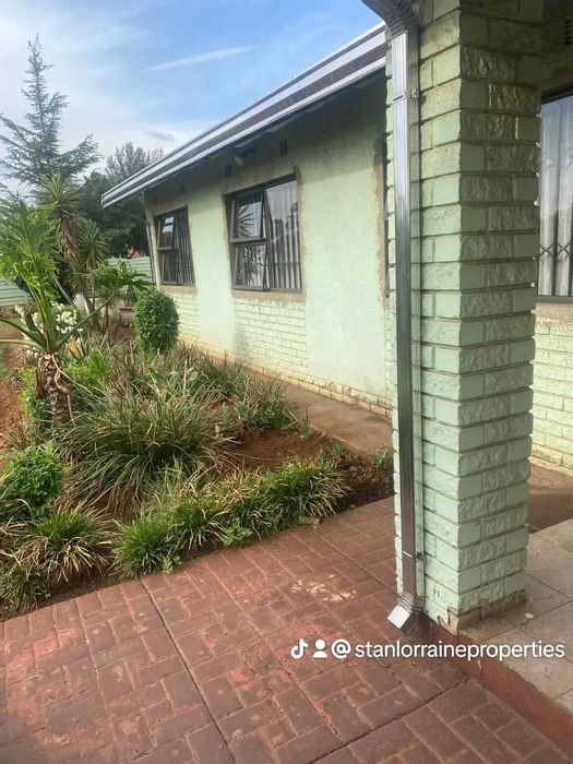 3-bedroom house to rent in Leondale with en-suite, dining room, and security.