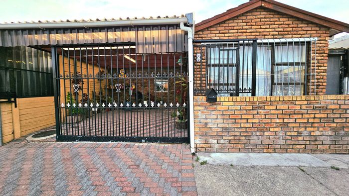 House for Sale in Portlands: 4 bedrooms, parking, security features, and water tank.