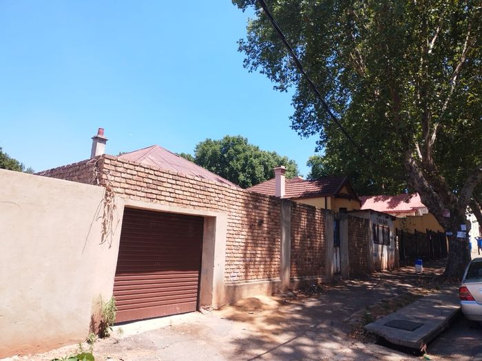 For Sale: House in Jeppestown with 14 rented rooms and commercial space.