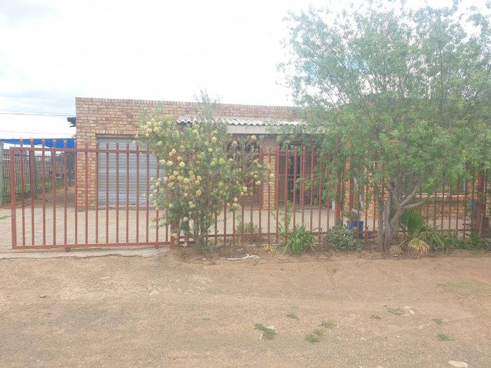 For Sale: 3 Bedroom House in Botshabelo with Garage, Large Yard, and Amenities Nearby.