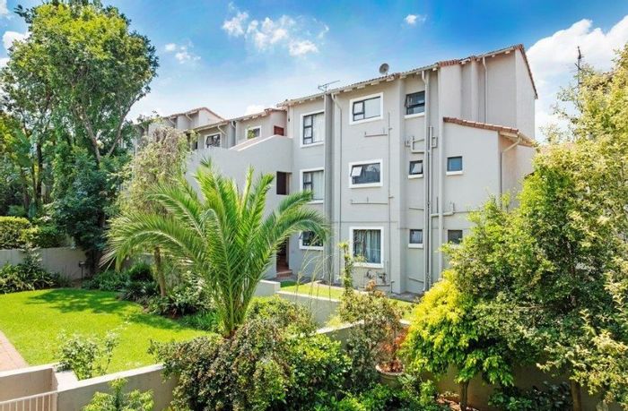 Bryanston Apartment To Rent: 2 beds, 2 baths, pool, tennis court, secure access.