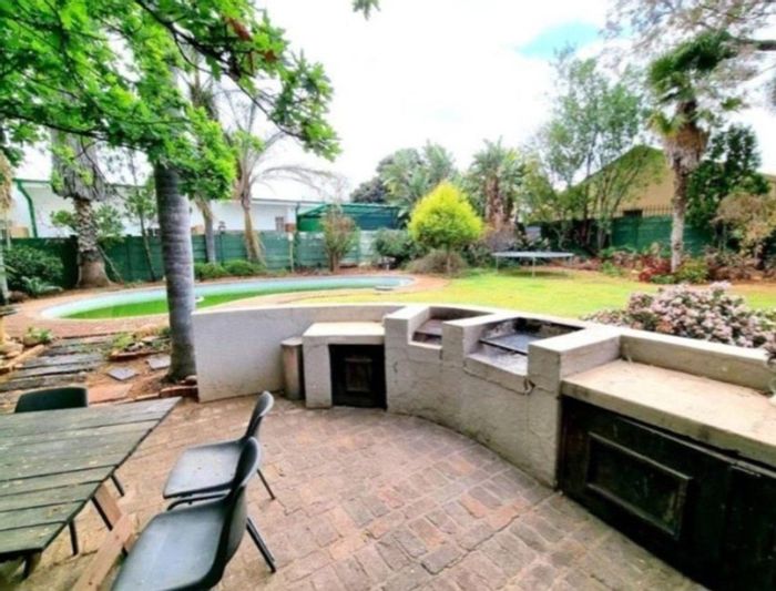 House for Sale in Polokwane Central: 3 bedrooms, pool, braai, and spacious yard.