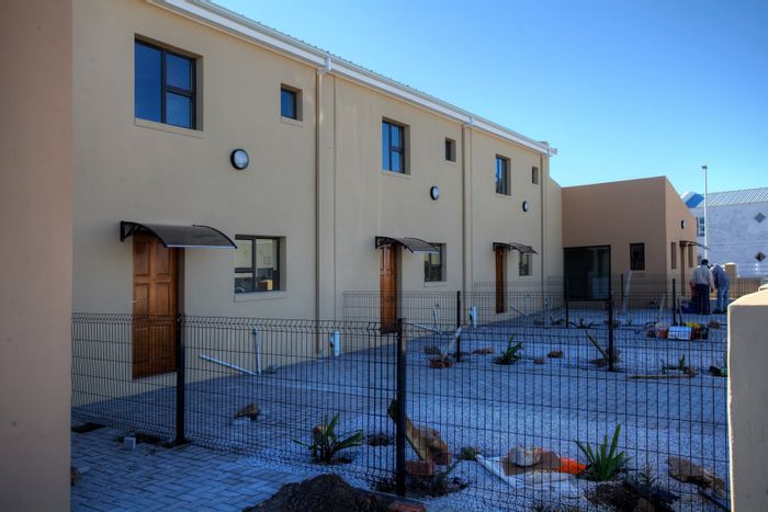 Pet-friendly house in Parsonsvlei with park views and open-plan living. To Rent.