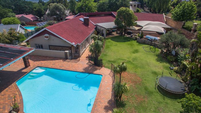 Spacious 5-Bedroom House with Pool, Cottage, and Triple Garage in Eastleigh For Sale.