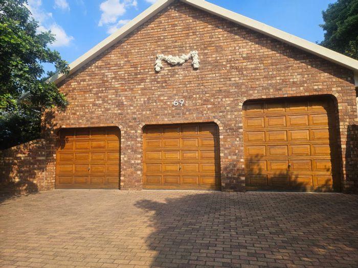 For Sale: Spacious Ferryvale house with 5 bedrooms, garden, lapa, and borehole.