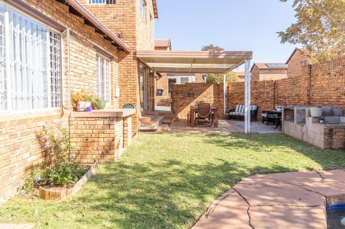 Sundowner Townhouse For Sale: 3 beds, splash pool, double garages, pet-friendly garden.