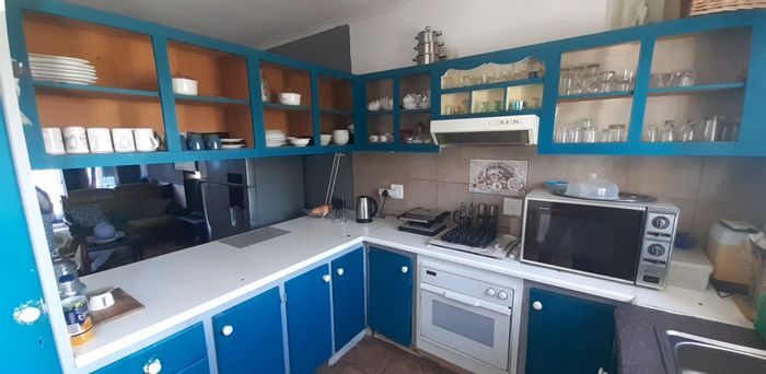 For Sale: Apartment in Bloemfontein Central with 2 bedrooms, secure parking, open plan living.