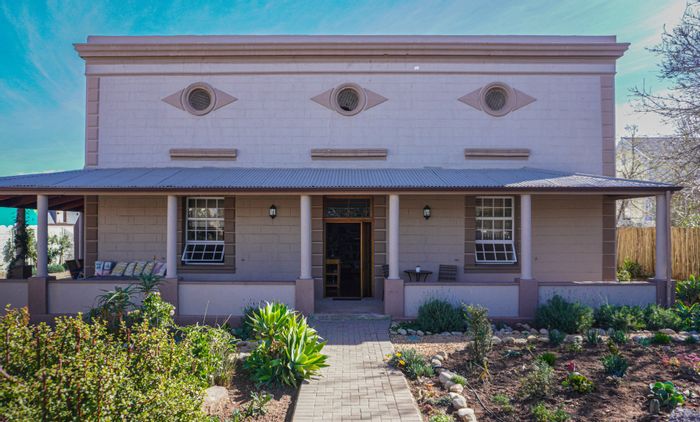 Ladismith Central House For Sale: Spacious home, garden, bachelor flat, study, double garage.