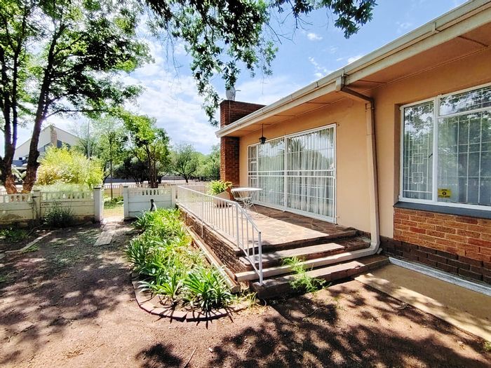 For Sale: House in Fichardt Park with 4 bedrooms, garden, and braai area.