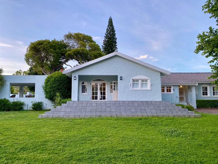 To Rent: House in Constantia with tennis court, pool, and cottages.