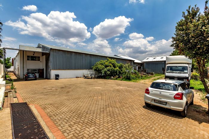 Lea Glen Industrial Property For Sale: 2,300 sqm, security, offices, power supply.