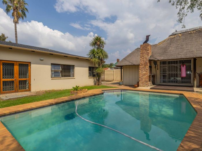 Edenvale Central House For Sale: Pool, flatlet, borehole, and spacious living areas.