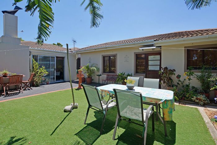 House for Sale in Parklands: 2 beds, flat, garden, braai room, secure parking.