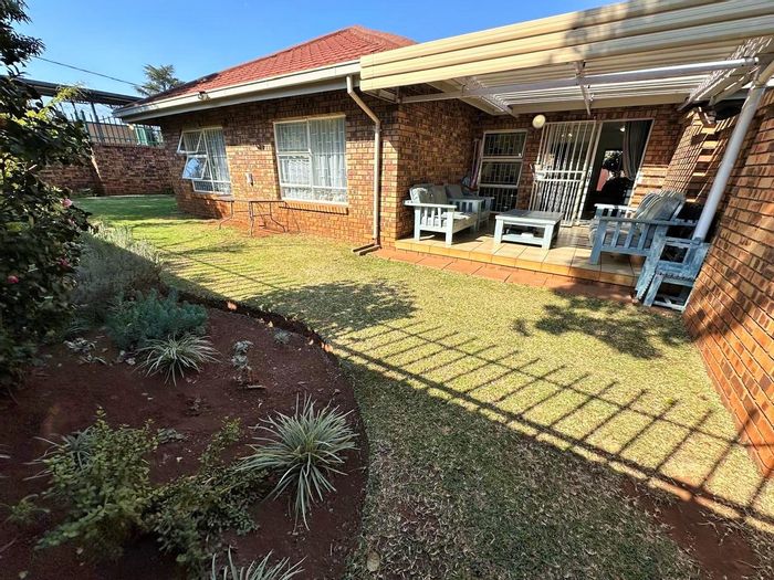 Wierda Park Townhouse For Sale: 3 Bedrooms, Double Garage, Free Services, Spacious Garden.