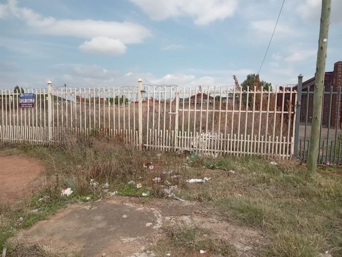 For Sale: House in Selosesha with vacant stand, ideal for your dream home.