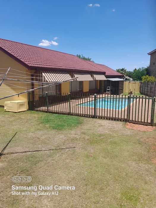 For Sale: Uitsig House with 4 Bedrooms, Dining, Sitting, and Kitchen Areas.