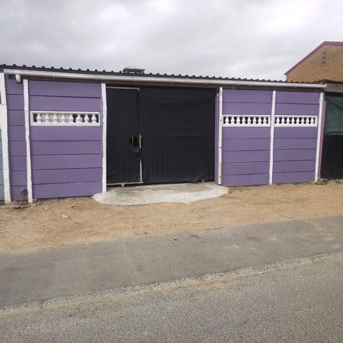 For Sale: House in Bonteheuwel with carport, yard, and potential for customization.