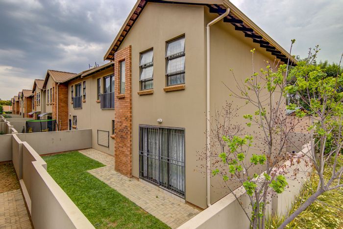 Rynfield AH Townhouse For Sale: 3 bedrooms, double garage, private garden, pet-friendly.