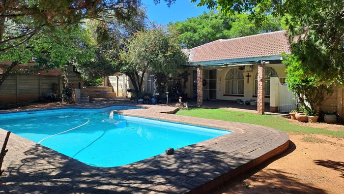 Langenhovenpark House For Sale: Three bedrooms, pool, study, double garage, secure living.