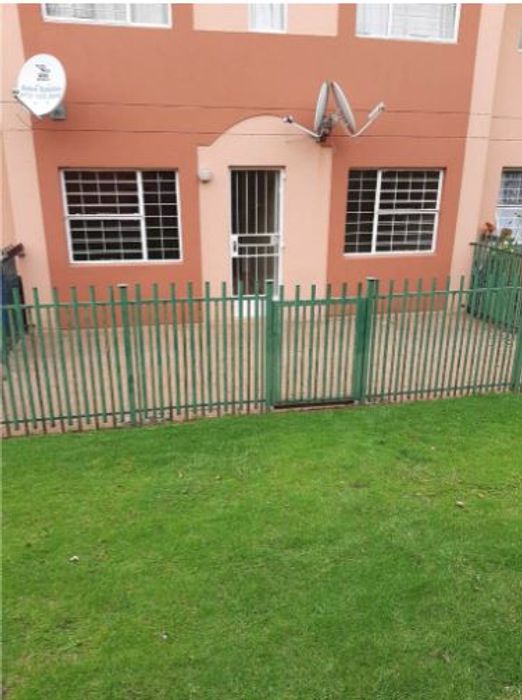 Castleview Townhouse For Sale: 1 bed, pool, lapa, secure complex, near amenities.