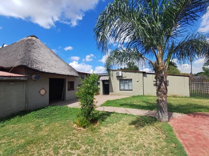 Family home for sale in Roosheuwel: 3 beds, pool, entertainment area, dual entrances.