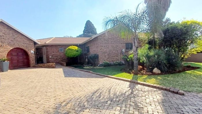 House for Sale in Presidents Dam: Open plan living, granny flat, pool, and lapa.