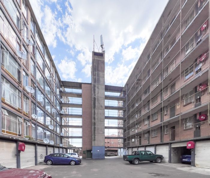 East Lynne Apartment For Sale: 2 bedrooms, lock-up garage, open-plan living.